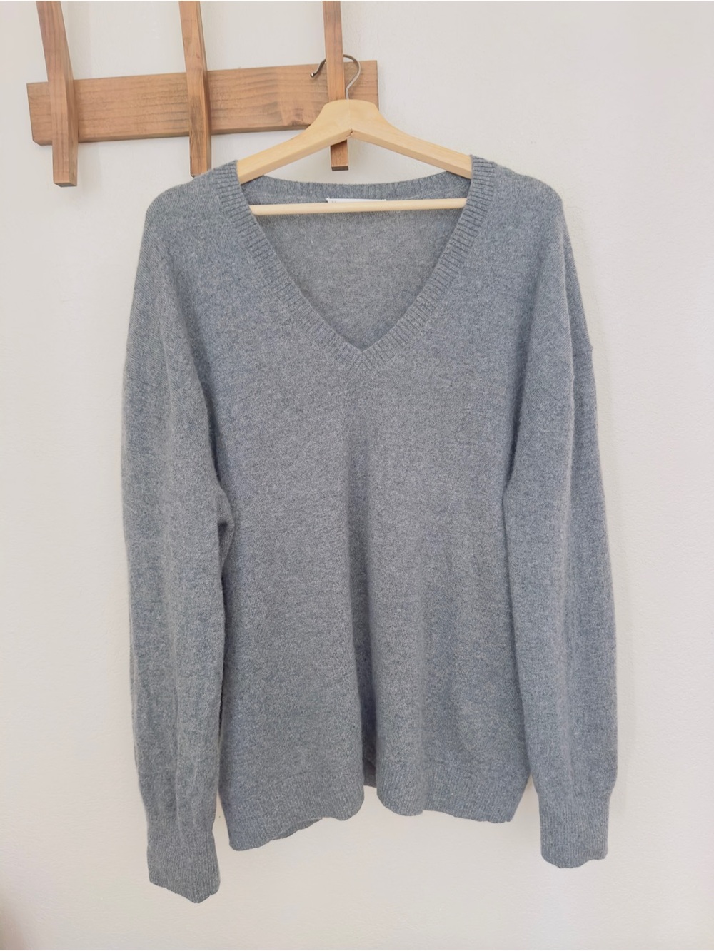 Everlane cashmere  Light Grey V-Neck Sweater